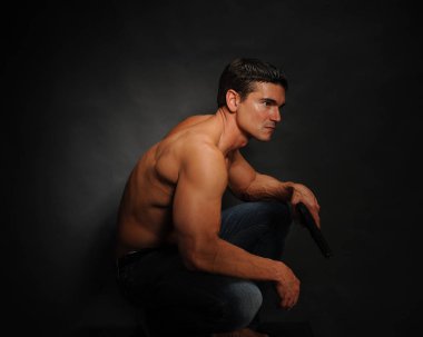 Sıcak seksi adam kamera için poz veriyor..