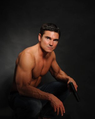 Sıcak seksi adam kamera için poz veriyor..