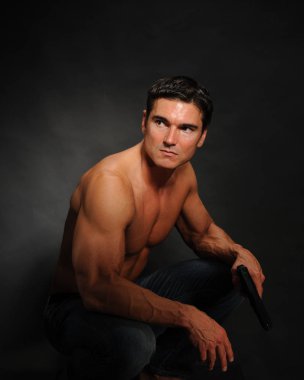 Sıcak seksi adam kamera için poz veriyor..