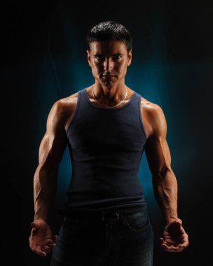 Sıcak seksi adam kamera için poz veriyor..