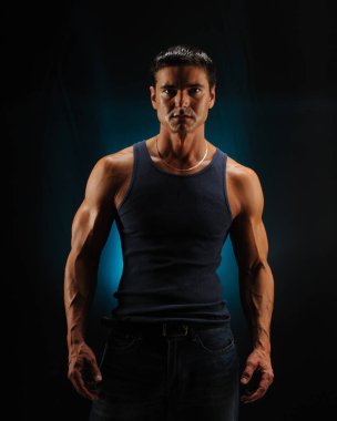 Sıcak seksi adam kamera için poz veriyor..