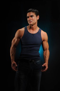 Sıcak seksi adam kamera için poz veriyor..