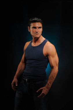 Sıcak seksi adam kamera için poz veriyor..