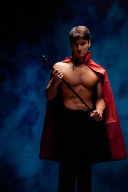 Seksi vampir kasları şişiriyor