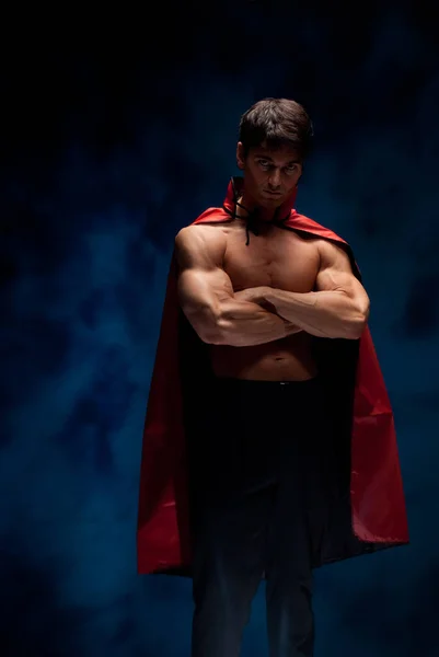 Sexy Vampire Flexes His Muscles — Stock Photo, Image