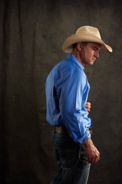 Seksi kovboy kamera için poz veriyor..