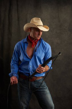 Seksi adam bir kovboy gibi giyindi.