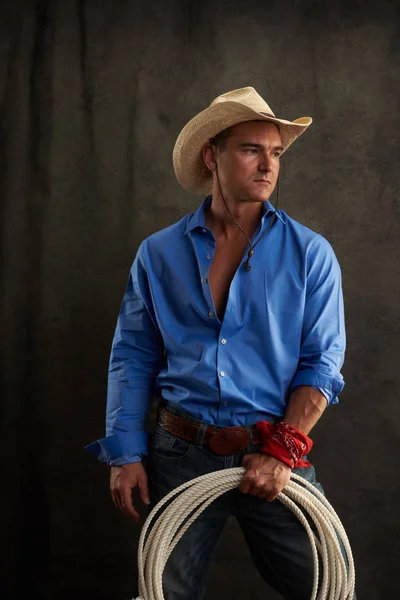 Sexig Cowboy Bär Blå Skjorta — Stockfoto