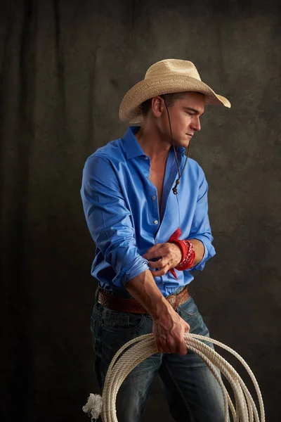 Der Sexy Cowboy Trägt Ein Blaues Hemd — Stockfoto