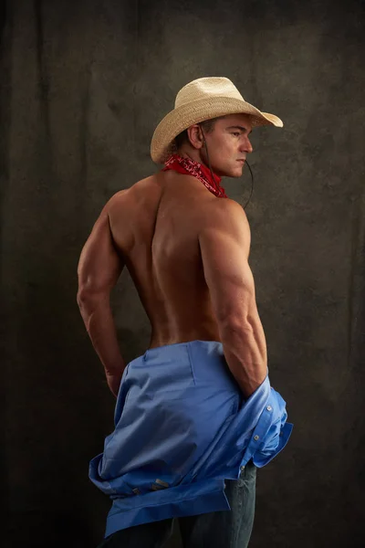 Vaquero Sexy Muestra Sus Músculos —  Fotos de Stock
