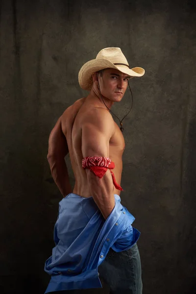 Sexig Cowboy Visar Upp Hans Muskler — Stockfoto