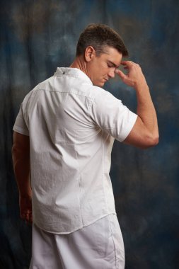 Seksi adam kamera için poz veriyor..