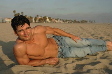 yakışıklı adam pozlar Beach.