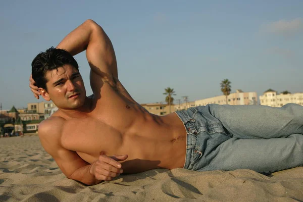 yakışıklı adam pozlar Beach.