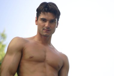 Seksi adam bir poz grev.