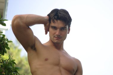 Seksi adam bir poz grev.