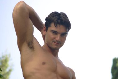 Seksi adam bir poz grev.