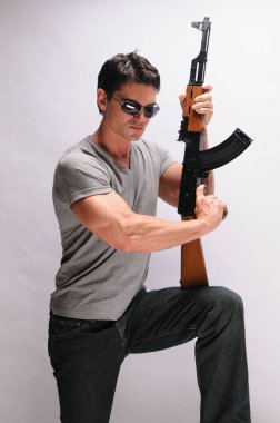 Seksi adam tüfekle tutar