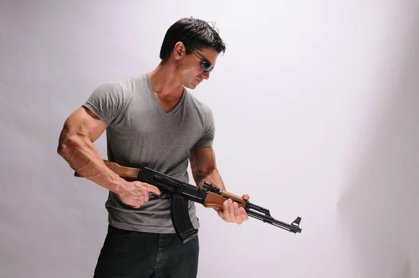 Sexy Man Holds Rifle — Stock Photo, Image