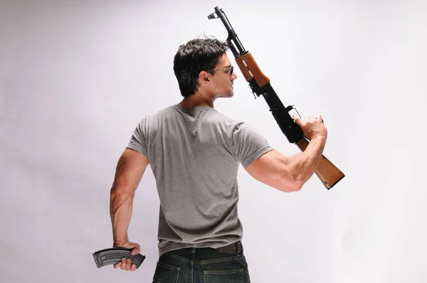 Hombre Sexy Aferra Rifle — Foto de Stock
