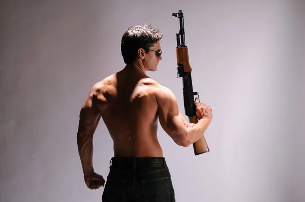 Hombre Sexy Aferra Rifle — Foto de Stock