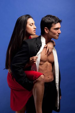 Ateşli bir çift kamera için poz veriyor..