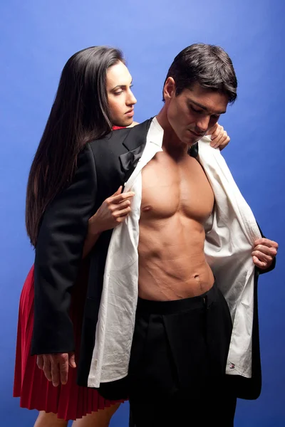 Seksi çift kamera için poz veriyor..