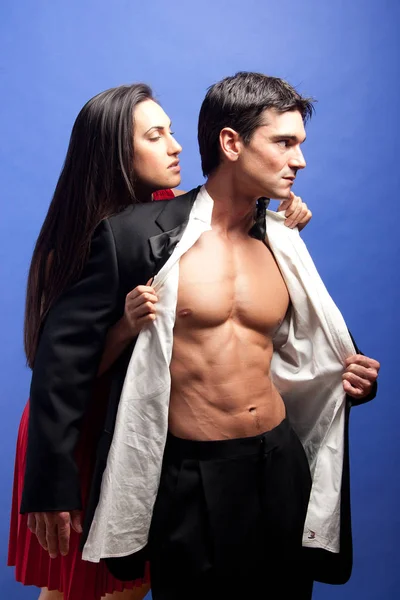 Ateşli bir çift kamera için poz veriyor..