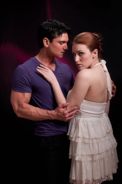 Seksi çift birlikte bir sevgi dolu kucaklama pozlar.