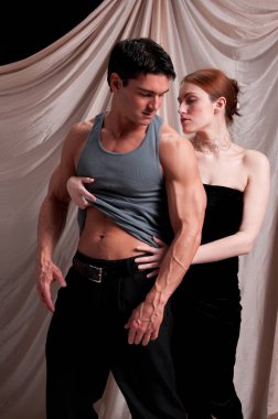 Seksi çift birlikte bir sevgi dolu kucaklama pozlar.