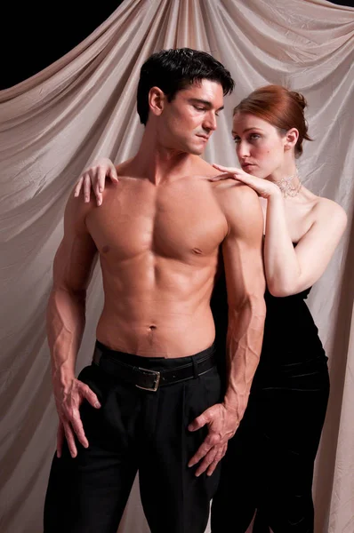 Seksi çift birlikte bir sevgi dolu kucaklama pozlar.