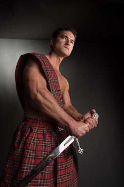 Seksi highlander kamera için poz veriyor..