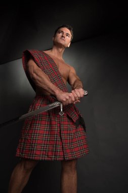 Seksi highlander kamera için poz veriyor..