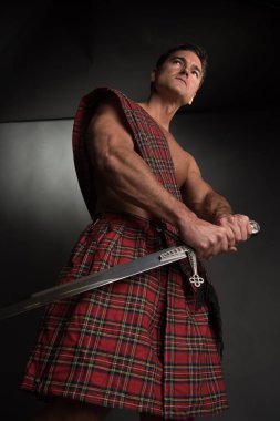 Seksi highlander kamera için poz veriyor..