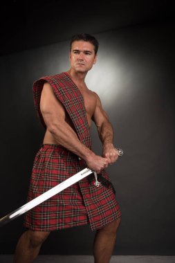 Seksi highlander kılıcını yükseltir.
