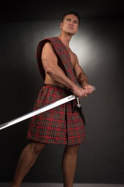 Seksi highlander kılıcını yükseltir.