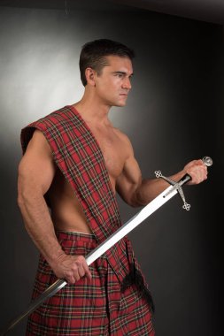 Seksi highlander kılıcını yükseltir.