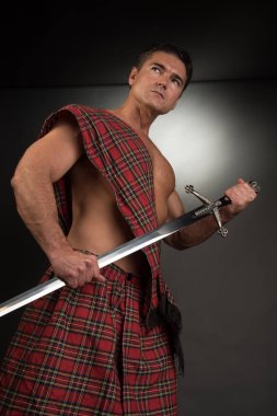 Seksi highlander kılıcını yükseltir.