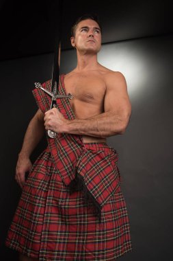 Seksi highlander kılıcını yükseltir.