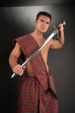 Seksi highlander kılıcını yükseltir.