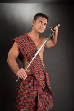 Seksi highlander kılıcını yükseltir.