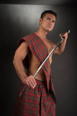 Seksi highlander kamera için poz veriyor..