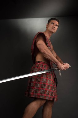 Seksi highlander kamera için poz veriyor..