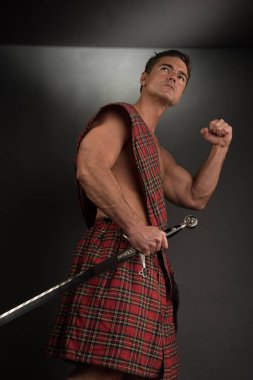 Seksi highlander kamera için poz veriyor..