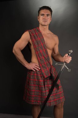 Seksi highlander kamera için poz veriyor..