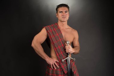 Seksi highlander kamera için poz veriyor..