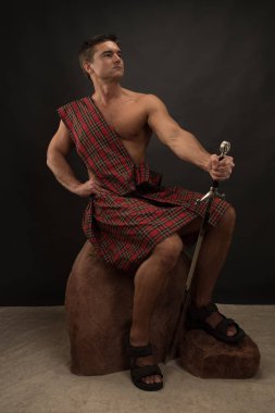 Seksi highlander kamera için poz veriyor..