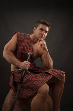 Seksi highlander kamera için poz veriyor..