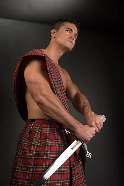 Highlander Sexy Levanta Sua Espada — Fotografia de Stock