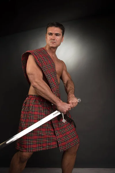 Sexy Highlander Alza Spada — Foto Stock